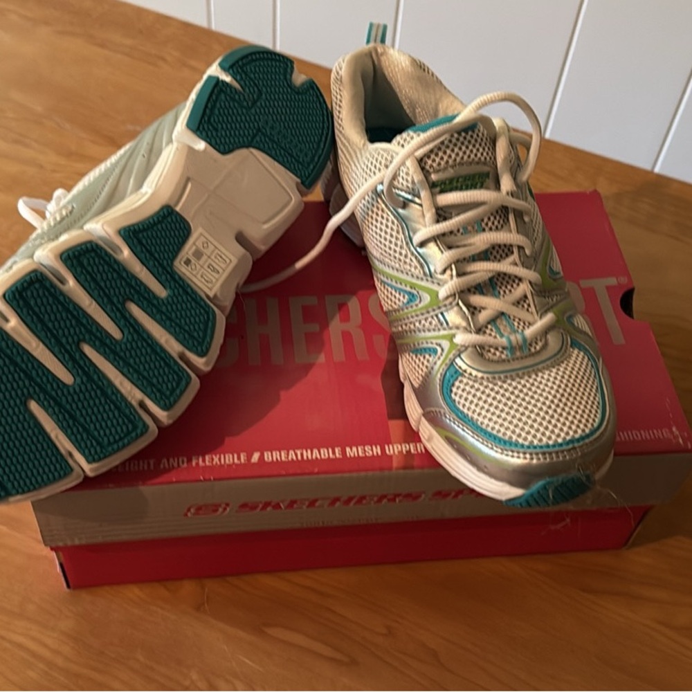 Skechers White and Green Retro-Inspired Sneakers